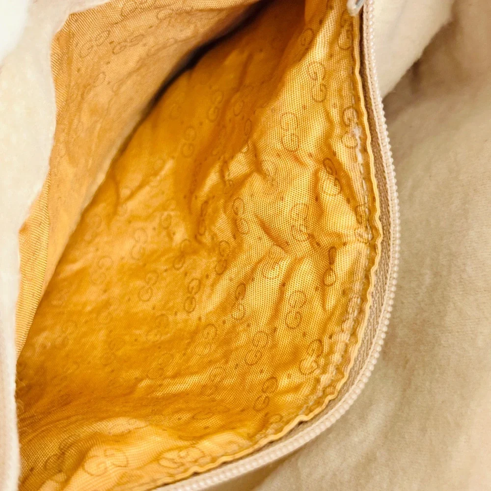 Gucci shoulder bag with iconic gg logo - Picture 12 of 16